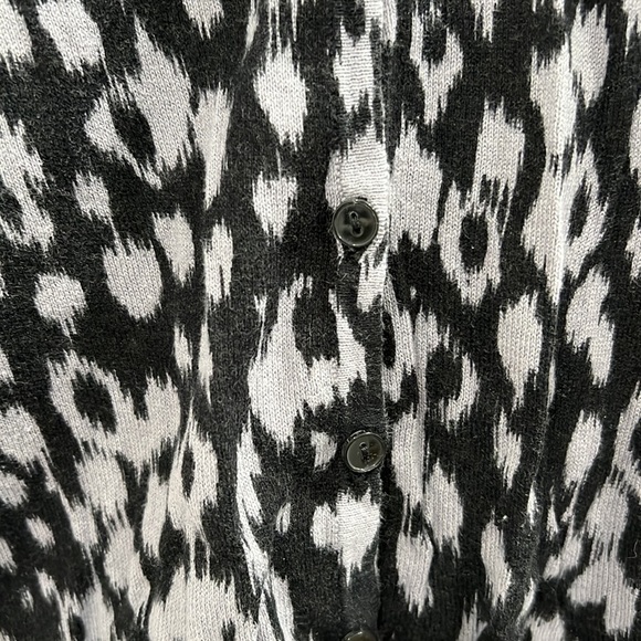 GAP cardigan black and gray animal print - Picture 4 of 5